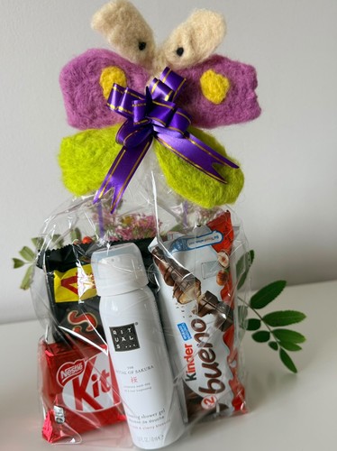 Gift hamper kitkat kinder - hamper,